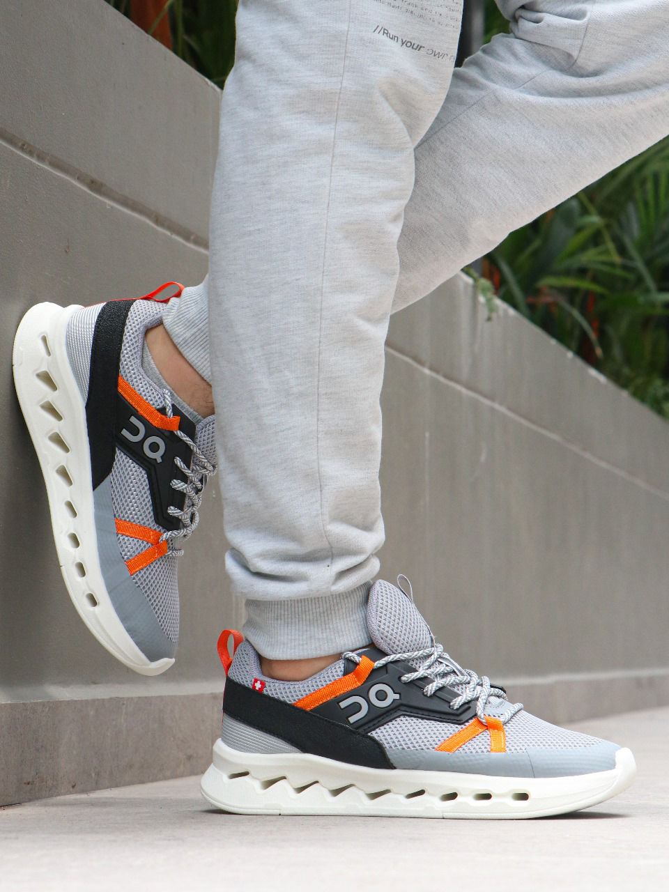 ¡ÚLTIMAS UNIDADES: On Cloudsurfer 2! Compra ahora y recibe 3 pares de medias de regalo.